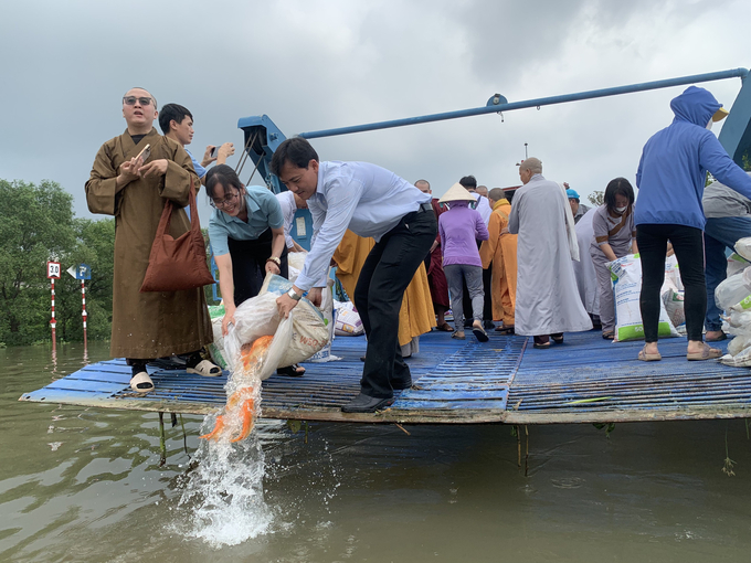 82 ngàn cá giống được thả xuống sông Đồng Nai nhằm tái tạo nguồn lợi thủy sản. Ảnh: Thanh An.