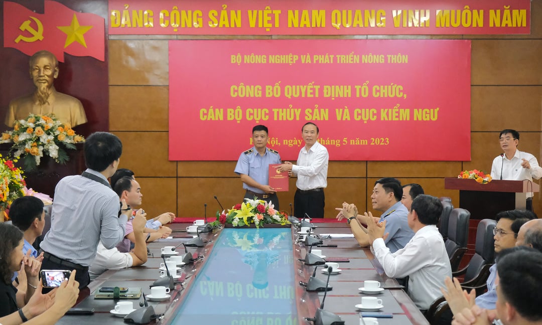 Ông Dương Văn Cường nhận quyết định bổ nhiệm từ Thứ trưởng. Ảnh: Bảo Thắng.