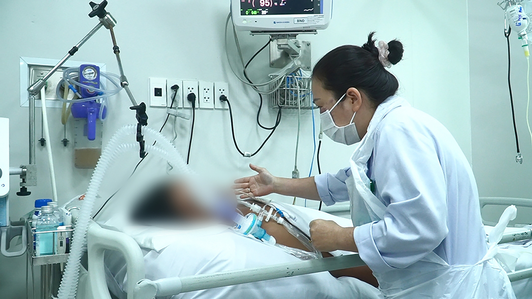BS.CK2 Đỗ Thị Ngọc Khánh, Phó trưởng khoa Bệnh nhiệt đới, Bệnh viện Chợ Rẫy kiểm tra sức cơ cho bệnh nhân ngộ độc botulinum. Ảnh: BVCC.
