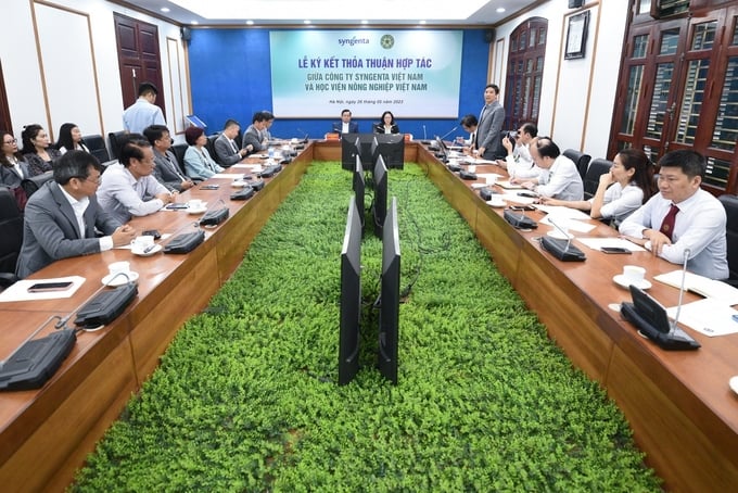 Syngenta Vietnam and Vietnam National University of Agriculture recently signed a Cooperation Agreement on promoting high-quality human resources in the agricultural sector. Photo: Tung Dinh.