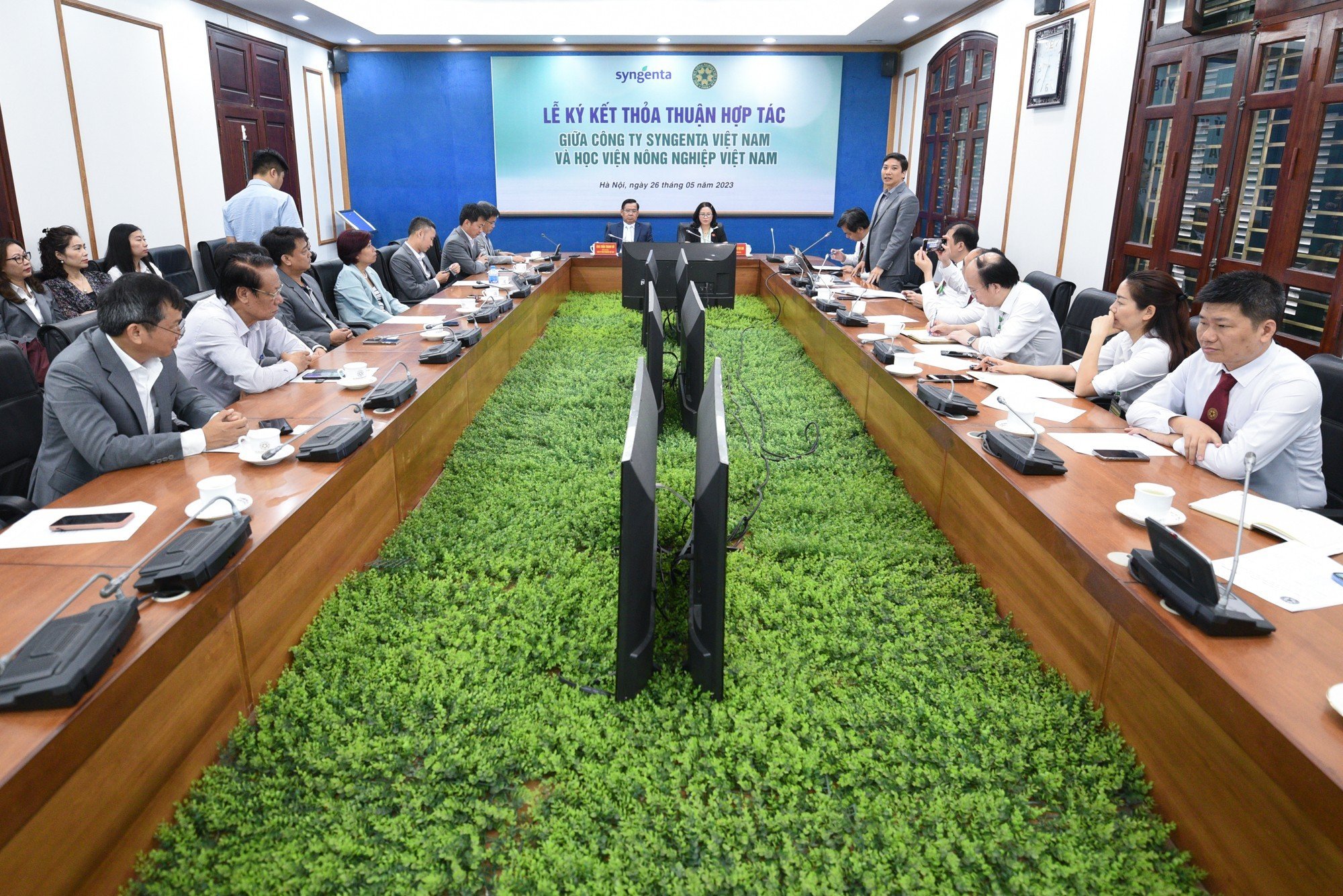 Syngenta Việt Nam và Học viện Nông nghiệp Việt Nam ký kết 'Thỏa thuận hợp tác về định hướng phát triển - thúc đẩy nguồn nhân lực chất lượng cao trong ngành Nông nghiệp'. Ảnh: Tùng Đinh.
