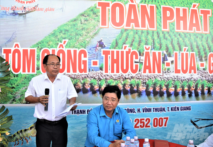 Giám đốc HTX Dịch vụ Nông Nghiệp - Thủy sản Toàn Phát Dương Thanh Toàn (bên trái) khẳng định, đã làm ăn kinh doanh thì phải giữ chữ tín, đặt chất lượng sản phẩm lên hàng đầu. Ảnh: Trung Chánh.