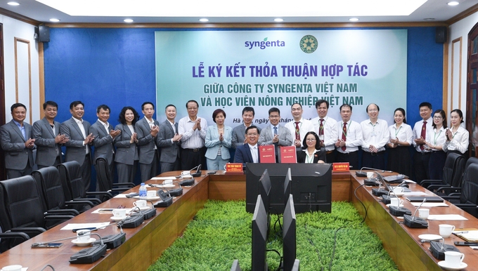 Lãnh đạo Syngenta Việt Nam và lãnh đạo Học viện Nông nghiệp Việt Nam ký thỏa thuận. Ảnh: Tùng Đinh.