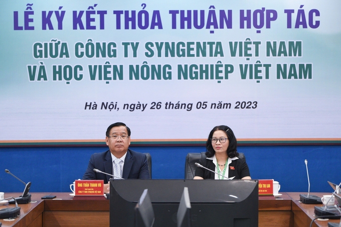 Mr. Tran Thanh Vu, General Director of Syngenta Vietnam and Prof. Dr. Nguyen Thi Lan, Director of Vietnam National University of Agriculture believe that the two parties will engage in meaningful cooperation activities in the near future. Photo: Tung Dinh.