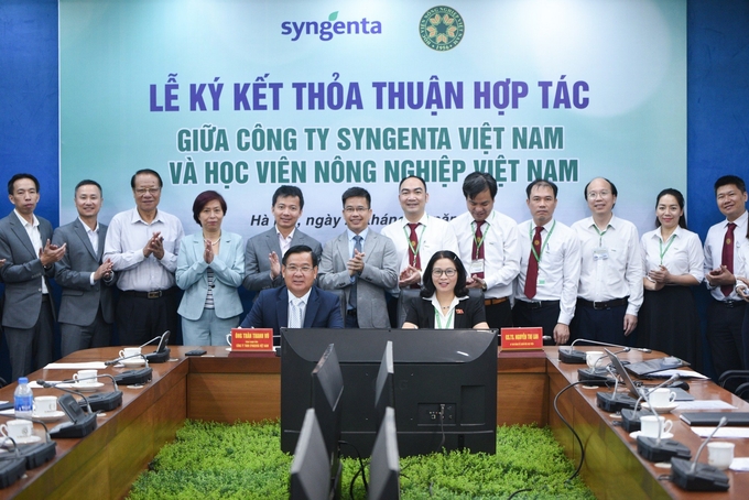 Syngenta Vietnam and and Vietnam National University of Agriculture signing the agreement. Photo: Tung Dinh.
