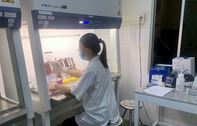Chi cục Chăn nuôi và Thú y Khánh Hòa nỗ lực trong công tác giám sát, lấy mẫu xét nghiệm bệnh trên thủy sản nuôi. Ảnh: KS.