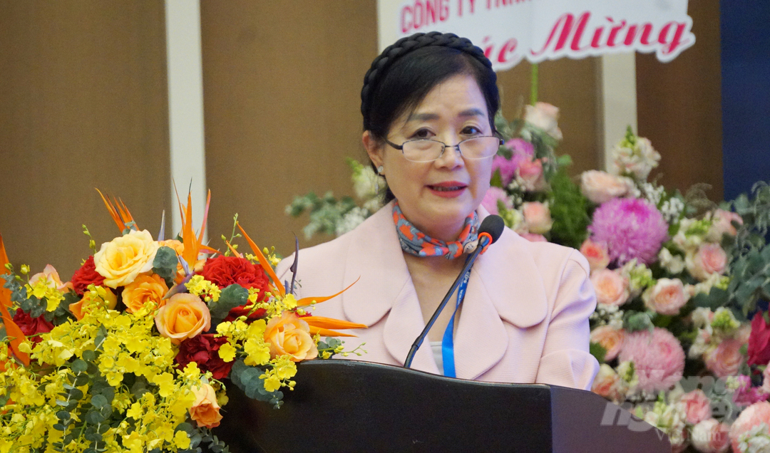 TS Hạ Thúy Hạnh, Phó Chủ tịch Hiệp hội Trang trại và Doanh nghiệp nông nghiệp chia sẻ tại Hội nghị. Ảnh: Nguyễn Thủy.