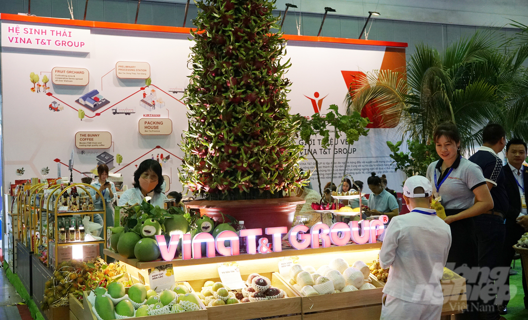 Gian hàng của Tập đoàn Vina T&T Group với nhiều nông sản đặc trưng vùng miền được trưng bày, giới thiệu tại Hội chợ Xuất khẩu Việt Nam 2023 lần đầu tiên được tổ chức tại TP.HCM. Ảnh: Nguyễn Thủy.