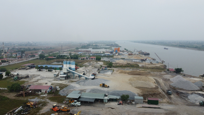 Tỉnh Nam Định cho biết sẽ yêu cầu các đơn vị có công trình sai phạm tự tháo dỡ, nếu không sẽ tổ chức cưỡng chế để đảm bảo công tác phòng, chống lụt bão. Ảnh: HB.