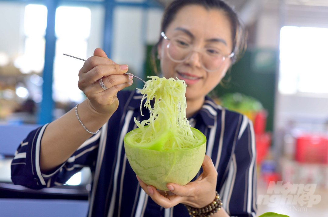 Bà Liang Shi Yanwen, Chủ nhiệm HTX làm vườn gia đình Đà Lạt cho biết, bí ngô “mì” dễ trồng, cho lợi ích kinh tế cao, thời gian tới HTX sẽ mở rộng diện tích lên gấp 10 lần để đảm bảo nguồn cung. đi chợ. HTX cũng chú trọng sản xuất hữu cơ để nâng cao chất lượng và giá trị sản phẩm.