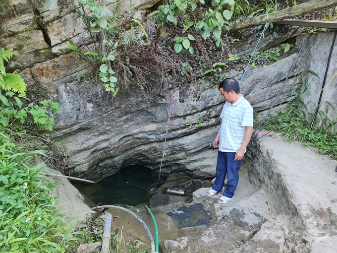 Hang nước trong lòng núi, nguồn cung cấp nước chủ yếu cho người dân thôn Há Ía. Ảnh: Đào Thanh.