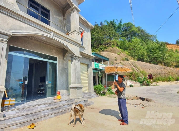 Its owner, Sin Van Tinh, once a Nung boy, now a man with gray hair. Photo: Kien Trung.