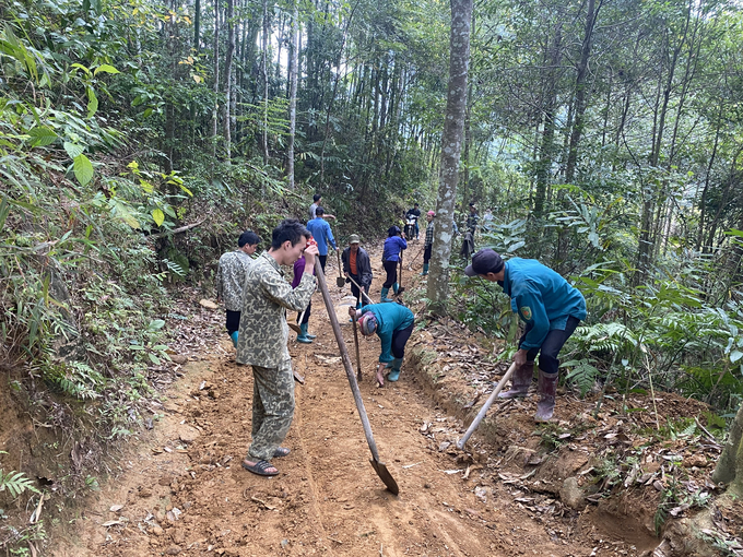 Đường đến thôn Khuổi Lùng đi xuyên qua những dãy núi, bao nhiêu năm qua kìm hãm sự phát triển kinh tế của người dân. Ảnh: Ngọc Tú.