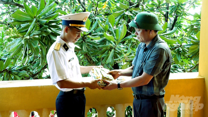 Viện Khoa học Kỹ thuật Nông nghiệp miền Nam trao tặng những gói hạt giống cho các đảo. Ảnh: Minh Sáng.