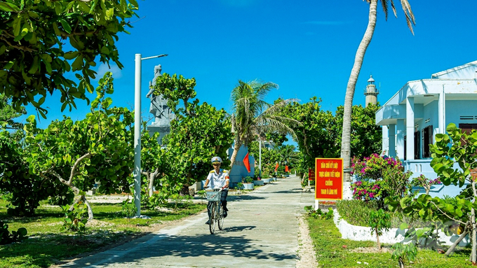Các đảo thường xuyên động viên, khuyến khích cán bộ, đoàn viên thanh niên xung kích chăm sóc cây xanh và làm đẹp cảnh quan môi trường trên đảo. Ảnh: Minh Sáng.