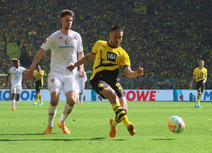 Borussia Dortmund mất chức vô địch khi thua Mainz 05. 