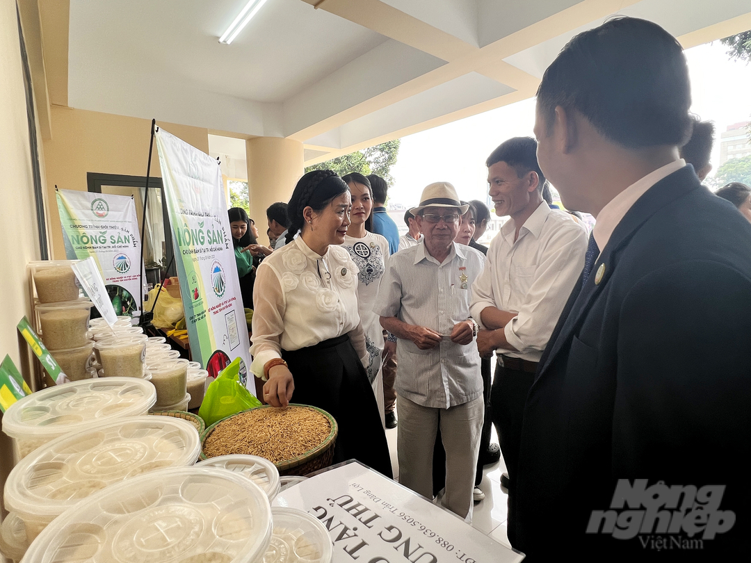 Các loại gạo ngon của HTX Nông nghiệp Bình Hòa (Đăk Lăk) đem đến giới thiệu, chào bán tại chương trình giới thiệu sản phẩm nông sản cho kênh bán sỉ tại TP.HCM. Ảnh: Nguyễn Thủy.