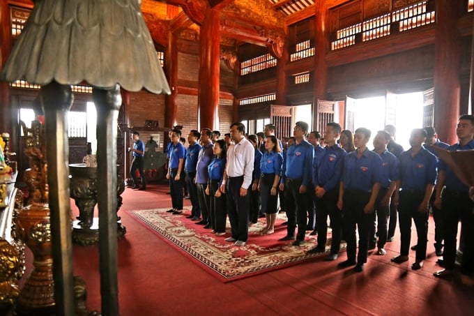Ngày 26/5, Đoàn Thanh niên Bộ NN-PTNT đã làm lễ dâng hương tại Khu tưởng niệm Thanh niên xung phong Đại đội 915 (TP Thái Nguyên). Ảnh: Lâm Hùng.