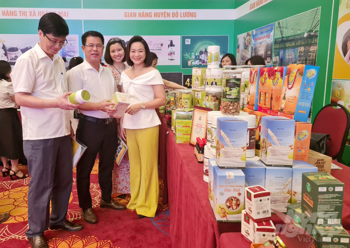 Đại biểu đánh giá cao các mặt hàng nông sản đặc trưng của Nghệ An. Ảnh: Việt Khánh.