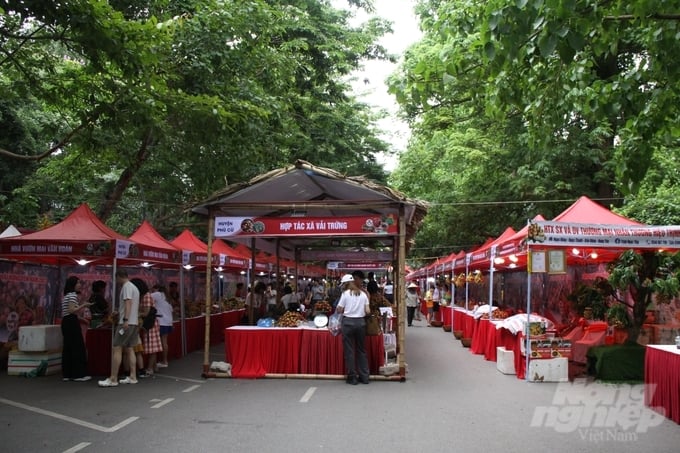 Phiên chợ vải Hưng Yên diễn ra tại Khu đô thị Ecopark, huyện Văn Giang, tỉnh Hưng Yên. Ảnh: Kiên Trung.
