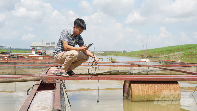 Cán bộ của Chi cục Thủy sản Đồng Nai thực hiện quan trắc, giám sát môi trường nước để kịp thời thông báo, khuyến cáo, hướng dẫn người nuôi cá khi có những dấu hiệu bất thường. Ảnh: Trần Trung.