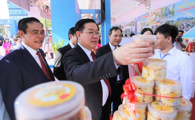 National Assembly Chairman Vuong Dinh Hue visiting exhibition stalls that display Ha Tinh's key products.