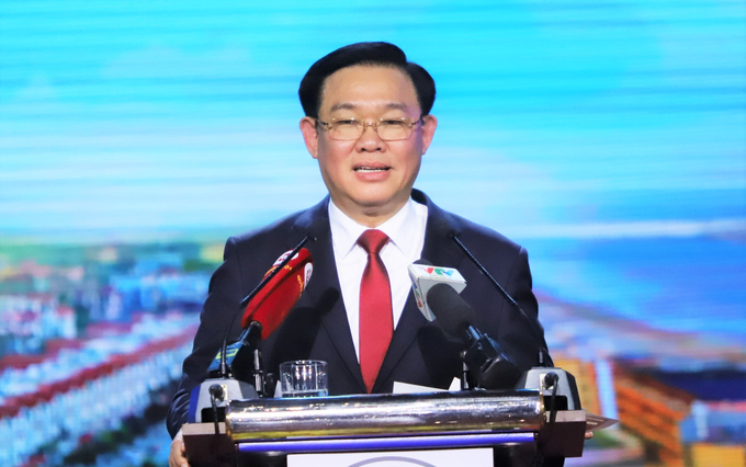 National Assembly Chairman Vuong Dinh Hue suggested Ha Tinh province to organize a public announcement and exhibition of planning information, as well as set up an information center to promote and introduce the plan to investors and businesses.