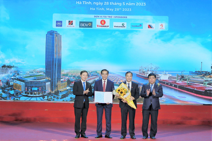 Deputy Prime Minister Tran Hong Ha and Minister of Planning and Investment Nguyen Chi Dung awarding the approval decision for Ha Tinh's provincial planning.