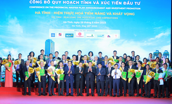 At the conference, leaders of Ha Tinh province approved the investment policy for 14 investors and handed investment cooperation agreements to 25 investors.