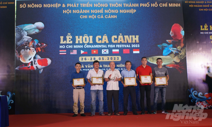 Ông Nguyễn Văn Phụng (thứ ba từ trái qua) trao giải cho các cá nhân có thành tích cao trong cuộc thi cá cảnh, trong khuôn khổ Lễ hội cá cảnh TP.HCM 2023. Ảnh: Lê Bình.