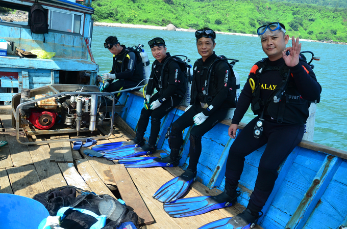 A team of scientists from the Research Institute for Marine Fisheries prepares to dive into the sea. Photo: Duong Dinh Tuong.