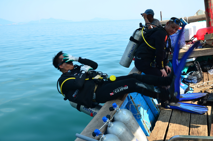 The water touch posture of the divers. Photo: Duong Dinh Tuong.