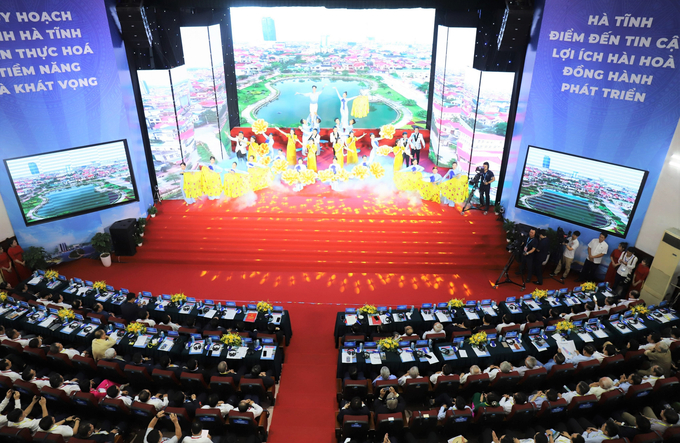 Hội nghị công bố quy hoạch tỉnh và xúc tiến đầu tư vào Hà Tĩnh thu hút sự quan tâm của 700 đại biểu trực tiếp và 270 điểm cầu trực tuyến trên địa bàn toàn tỉnh. 