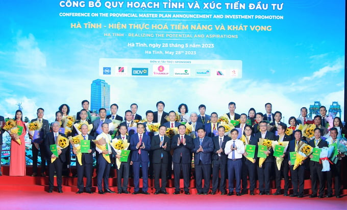 Tại hội nghị, lãnh đạo tỉnh Hà Tĩnh đã trao quyết định chấp thuận chủ trương đầu tư cho 14 nhà đầu tư và trao biên bản ghi nhớ hợp tác đầu tư cho 25 nhà đầu tư.