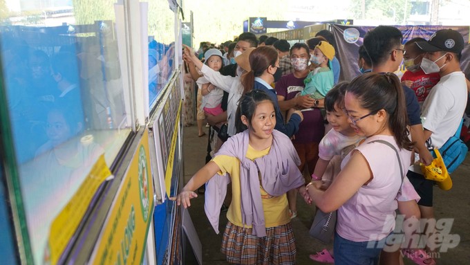 In order to encourage the passion of the little ones, the organizing committee arranges a large aquarium for the children to catch fish with rockets, which is given free of charge. Photo: Le Binh.