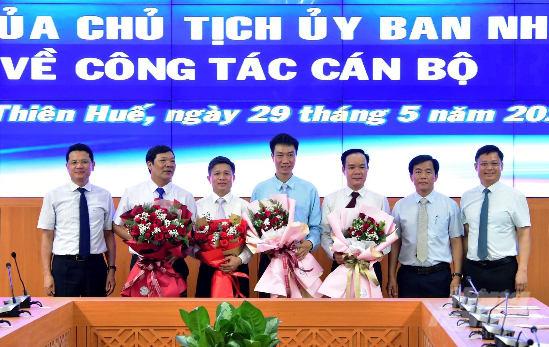 Lãnh đạo tỉnh Thừa Thiên - Huế tặng hoa chúc mừng các cá nhân được bổ nhiệm. Ảnh: CĐ.