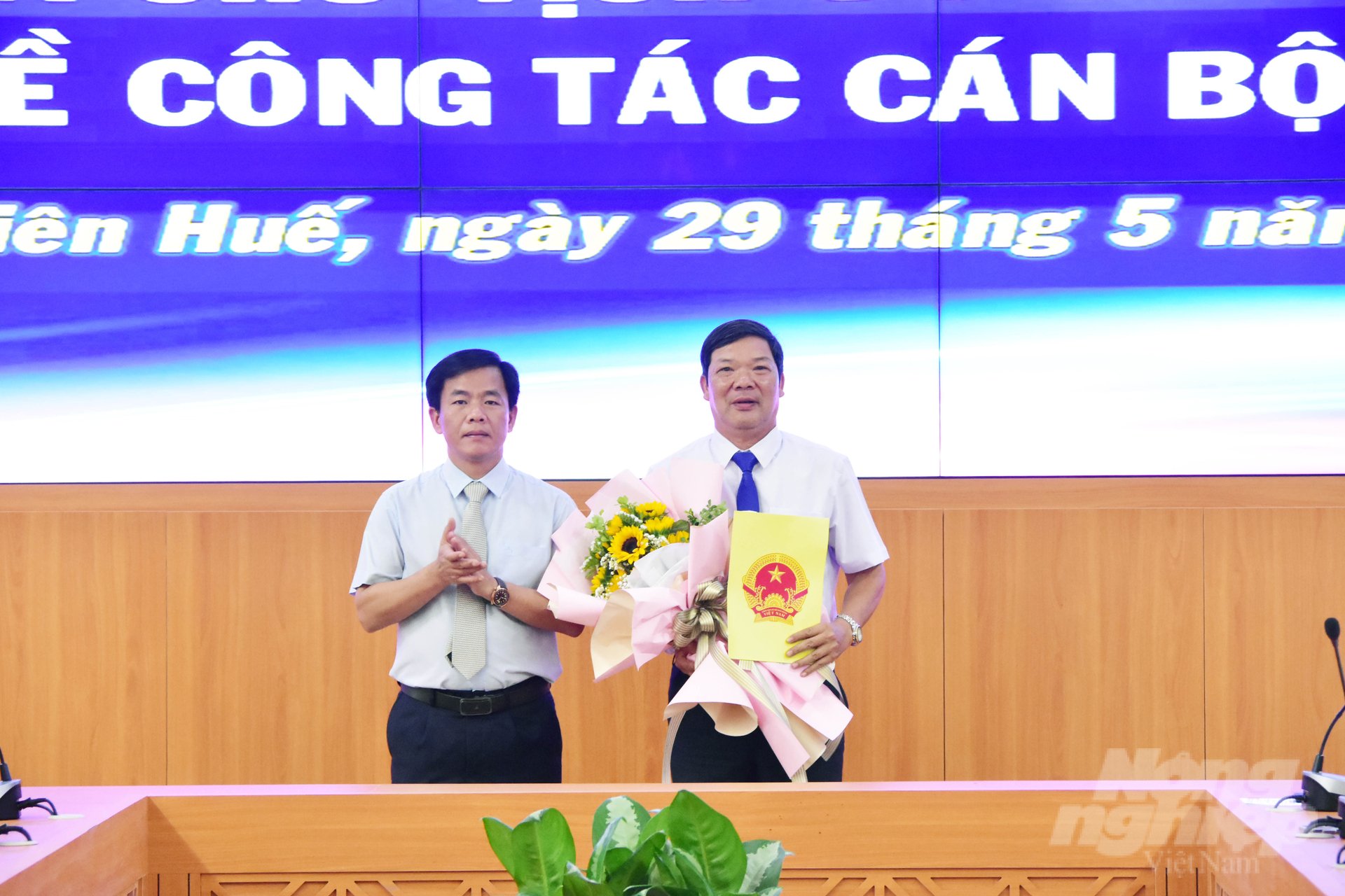 Tân Phó Giám đốc Sở NN-PTNT tỉnh Thừa Thiên - Huế Lê Văn Anh nhận quyết định bổ nhiệm. Ảnh: CĐ.