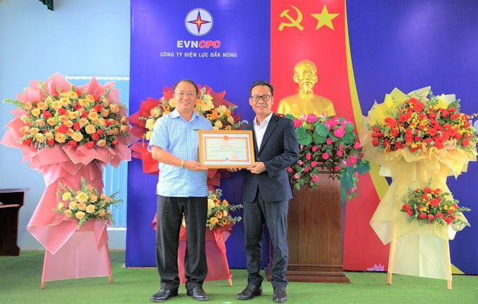 Ông Nguyễn Ngọc Ánh, Giám đốc PC Đắk Nông (bên phải) nhận Bằng khen của Tổng giám đốc BHXH Việt Nam. Ảnh: Tâm An.