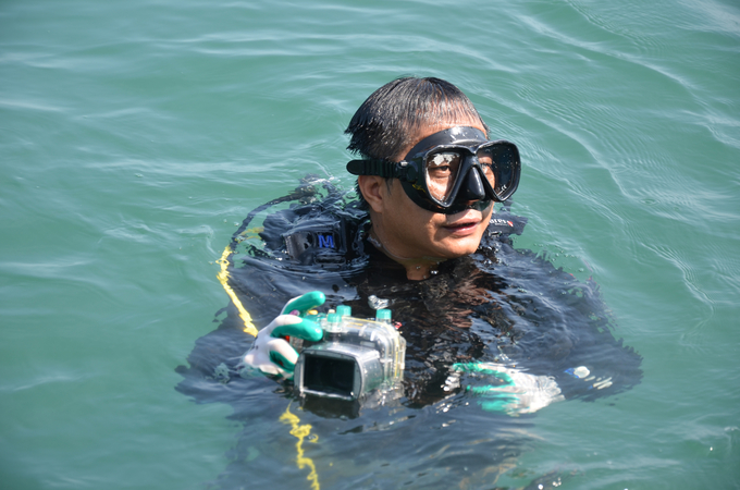 Prepare the underwater camera. Photo: Duong Dinh Tuong.