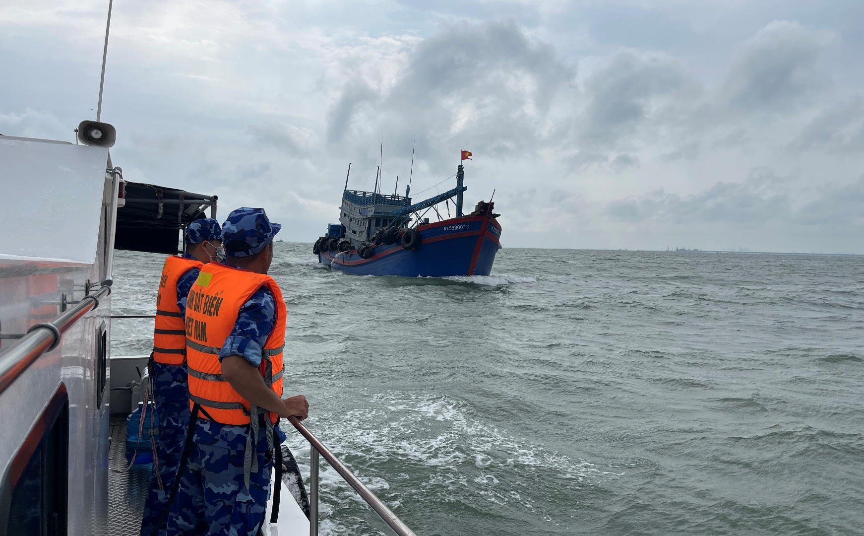 Tàu chở dầu trái phép bị Cảnh sát biển phát hiện tại vùng biển của tỉnh Bà Rịa - Vũng Tàu. Ảnh: Đức Định.