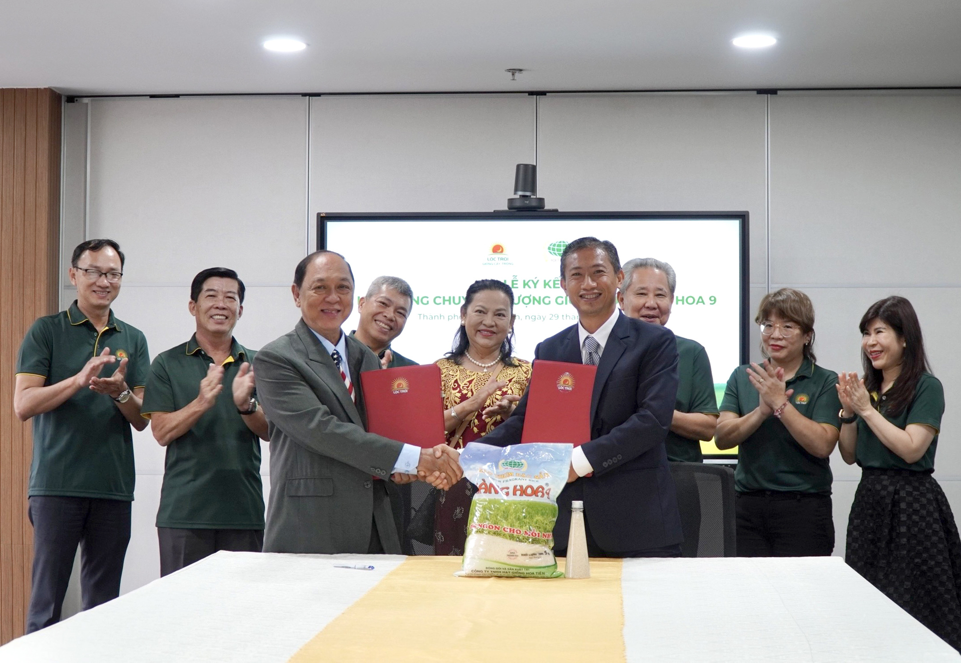 Ký kết hợp đồng chuyển nhượng quyền giống lúa Nàng Hoa 9 giữa Công ty Cổ phần Giống cây trồng Lộc Trời và Công ty TNHH Hạt giống Hoa Tiên. Ảnh: Sơn Trang.