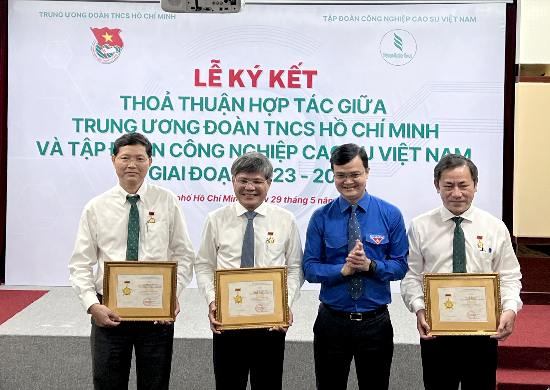 Ba lãnh đạo của VRG nhận Kỷ niệm chương Vì thế hệ trẻ do Trung ương Đoàn TNCS Hồ Chí Minh trao tặng. Ảnh: Thanh Sơn.