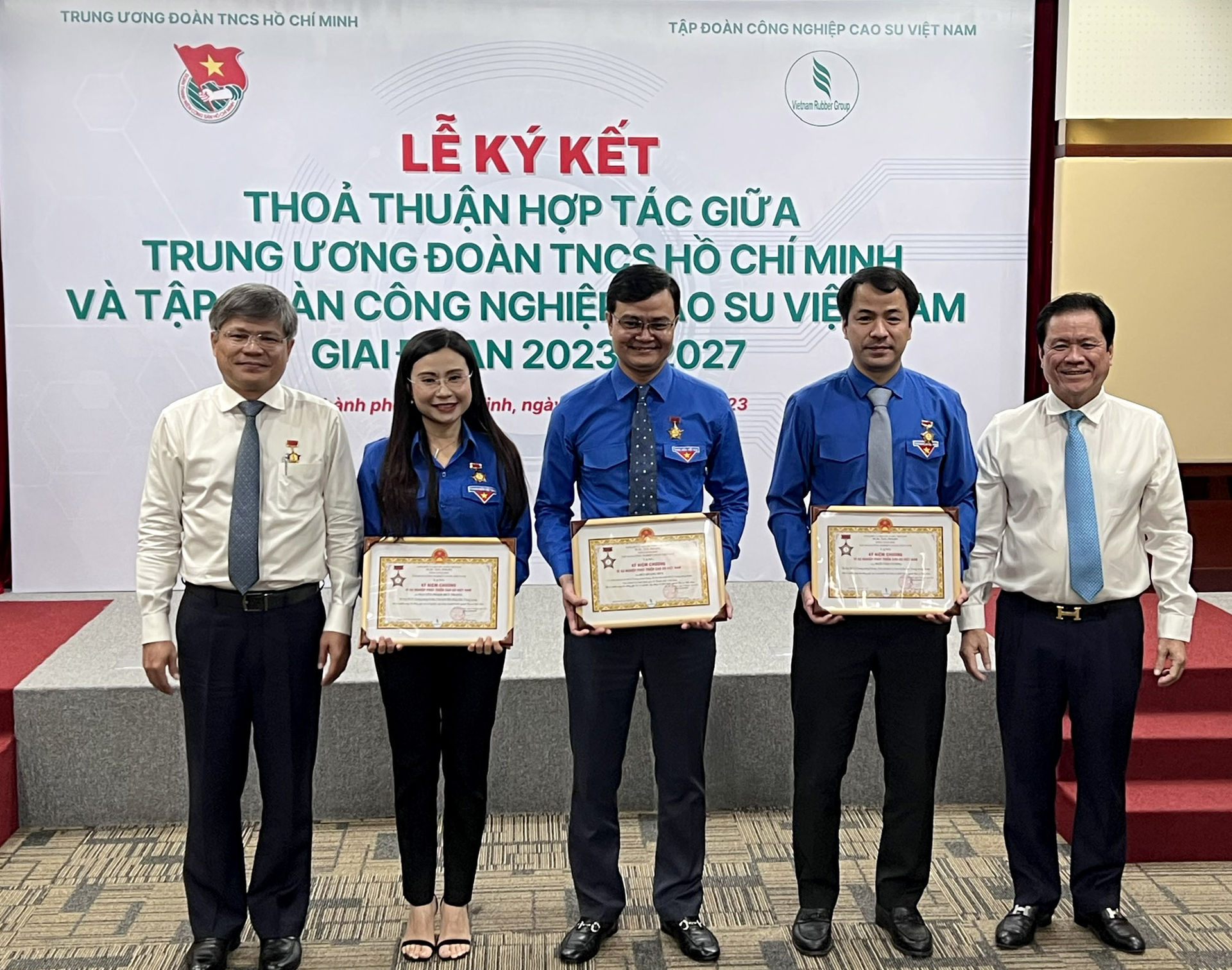 Lãnh đạo VRG trao tặng Kỷ niệm chương Vì sự nghiệp phát triển cao su Việt Nam cho một số lãnh đạo của Trung ương Đoàn TNCS Hồ Chí Minh. Ảnh: Thanh Sơn.