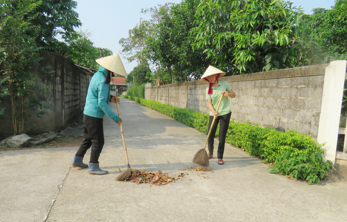 Người dân Phan Xá tự giác quét dọn sạch đường làng mỗi ngày. Ảnh: T. Phùng.