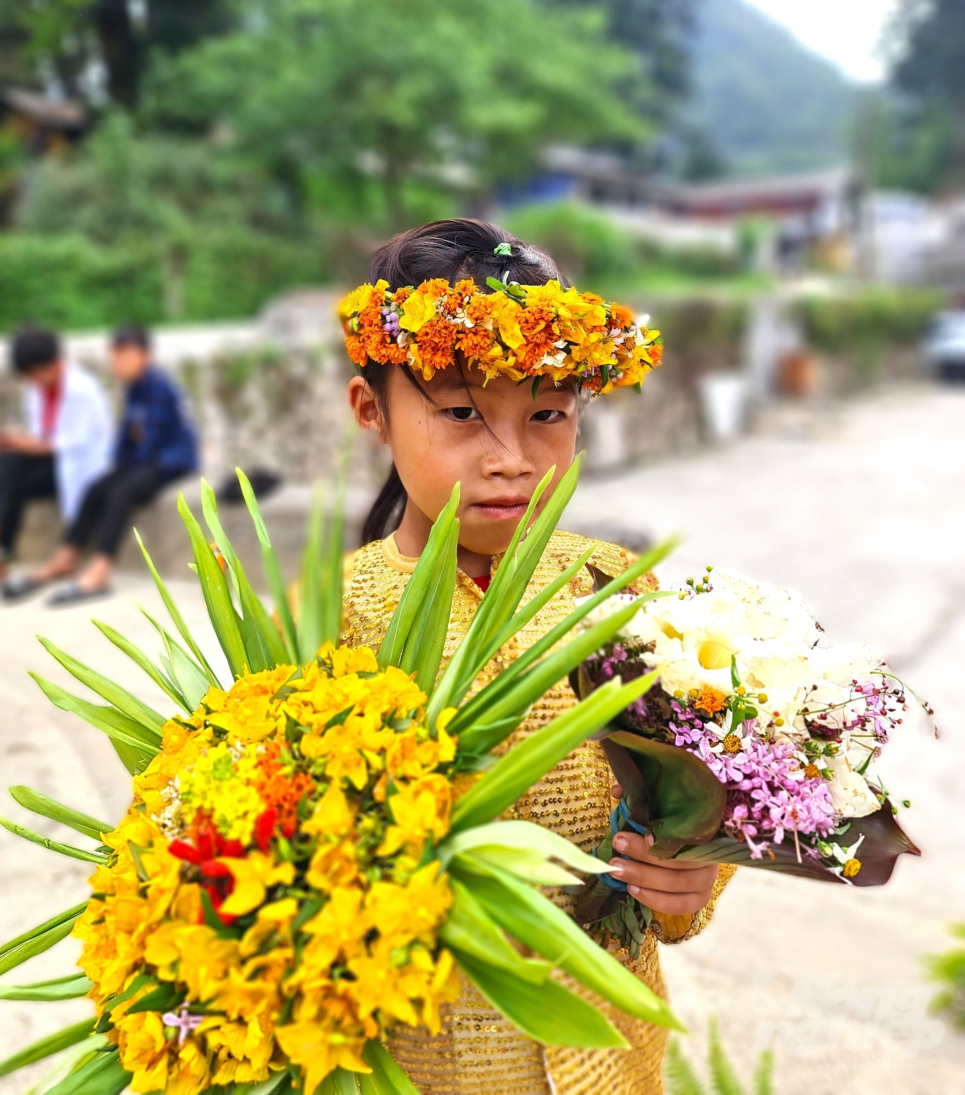 Một bó hoa rừng như thế này được các em bé ở đây bán với giá 10.000 đồng. Số tiền này được các em mang về đưa cho bố mẹ trang trải cuộc sống nhằm vơi đi phần nào khó khăn trên miền cao nguyên khắc nghiệt.