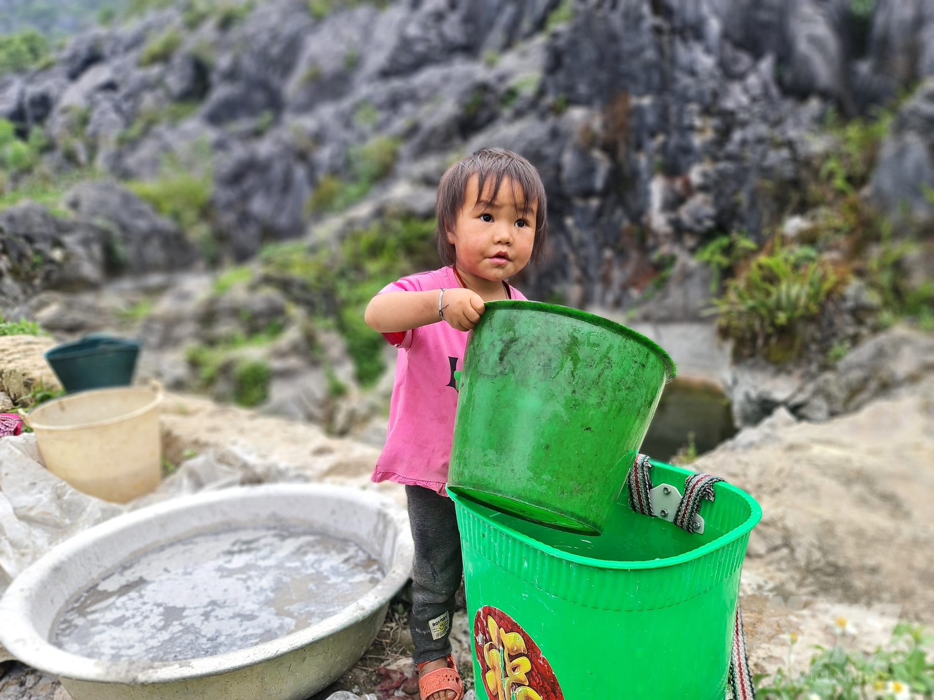 Khi bố mẹ còn mải mê làm việc thì những đồ dùng như chậu giặt, gùi, hay xô đựng nước trở thành những đồ chơi thích thú của các em nhỏ vùng cao. Bố mẹ các em sẽ tập trung làm việc, để con cái chơi một mình cả buổi như thế.