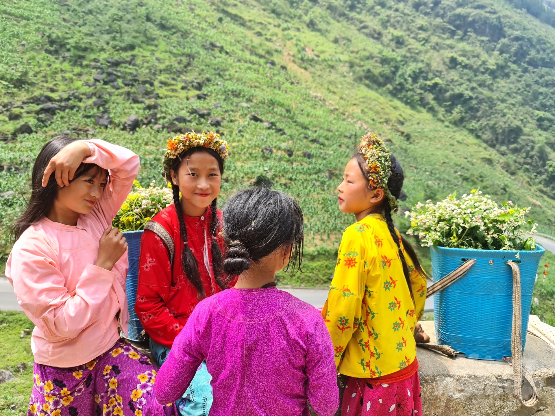 Dọc đường lên cao nguyên đá Hà Giang, hình ảnh những em bé vùng cao khiến cho du khách có nhiều cảm xúc, thích thú.