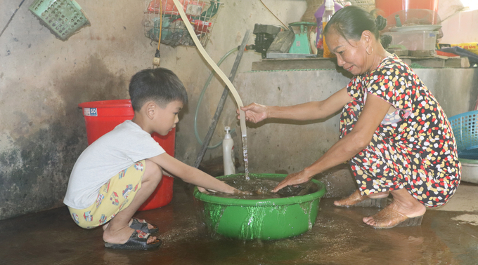 Người dân sử dụng hiêu quả vốn vay NHCSXH trong chương trình vay vốn ưu đãi về cấp nước sạch. Ảnh: Hải Đăng.