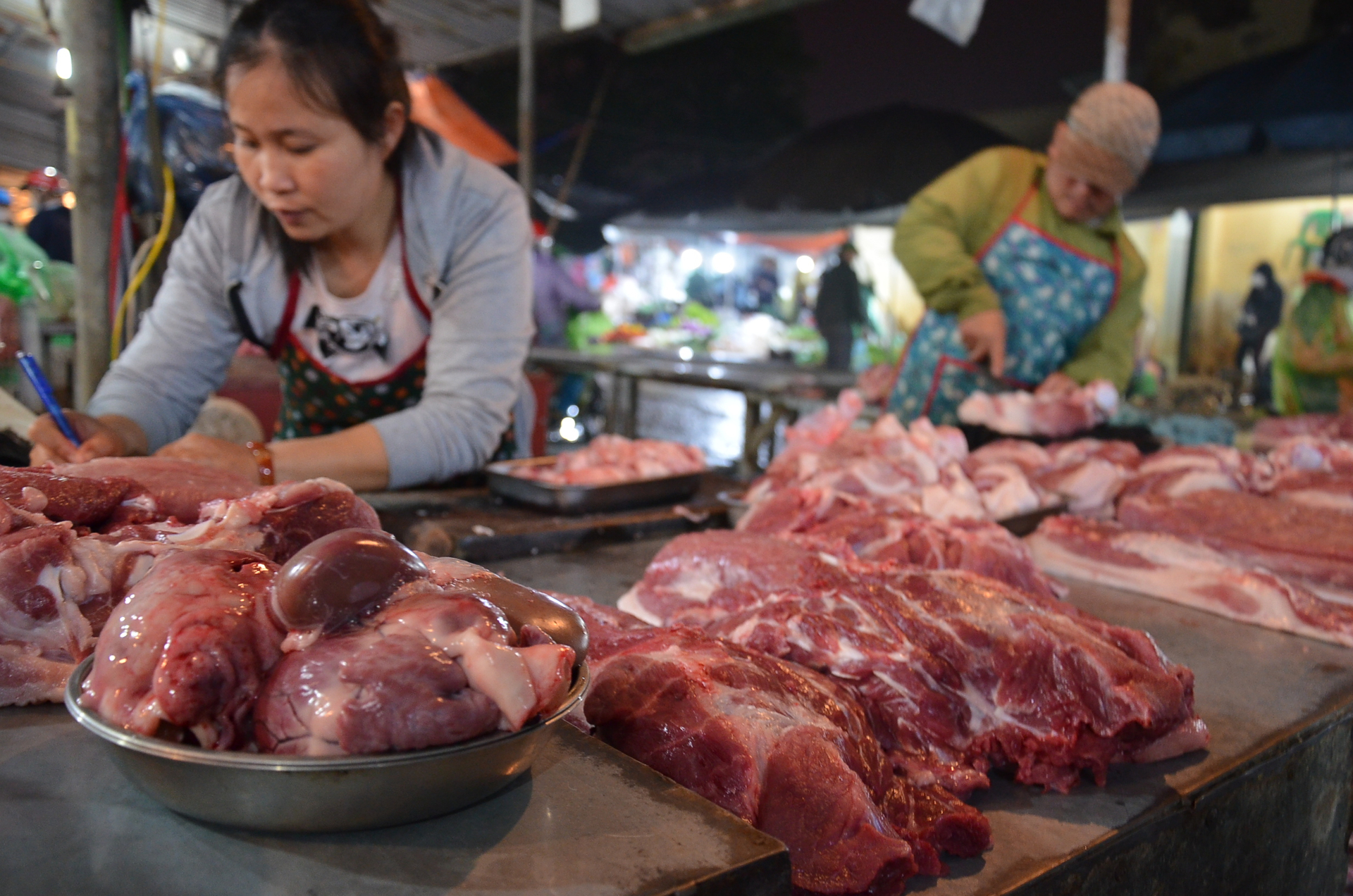 Thịt lợn bán tại một chợ đầu mối ở Hà Nội. Ảnh: NNVN.