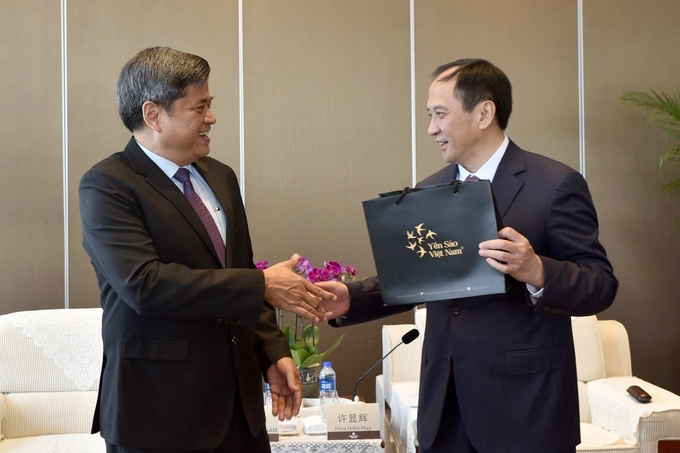 Thứ trưởng Trần Thanh Nam cùng Phó Chủ tịch tỉnh Quảng Tây Hứa Hiển Huy (bên phải) trao quà lưu niệm. Ảnh: Cao Trần.